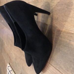 Charles by Charles David Black Heels Classic Designer shooties.
Suede. Like new!